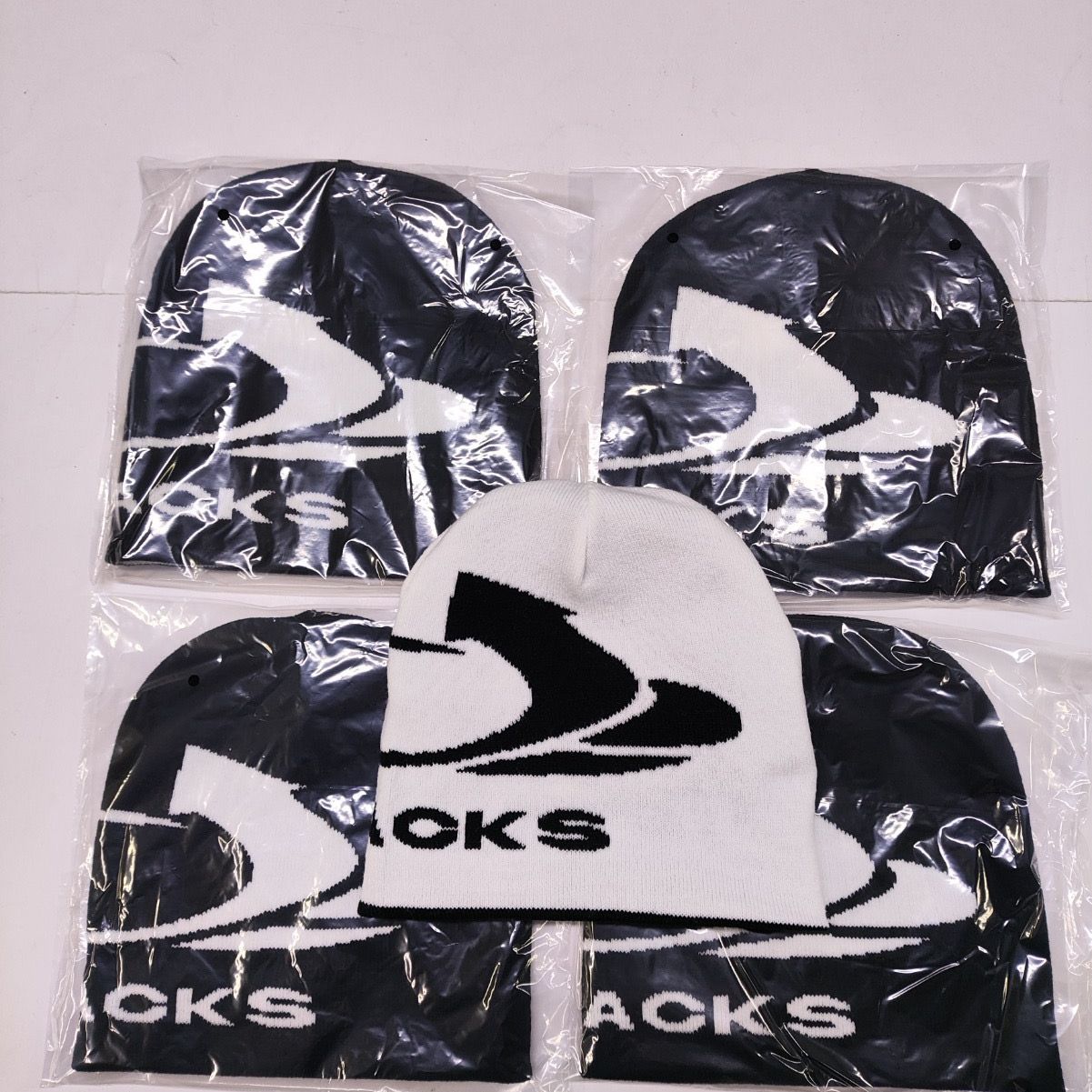 THRACKS Reversible beanies ￼